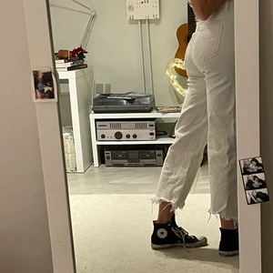 Vita jeans  - Supersnygga jenas från Zara. Stl 38 men skulle snarare säga att de passar en 36. Små och korta på mig som normalt har 38. Fint skick