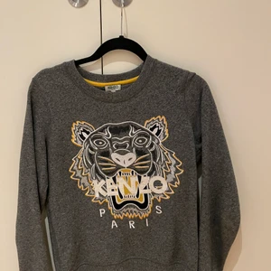 Kenzo tröja - Kenzo tröja i storlek S💓💓💓💓 Säljer då jag inte får användning av den längre men väldigt fintskick och sparsamt använd🥰 Kan skicka fler bilder vid intresse!! Köpt för 2000 på boozt men säljer för 800💘💘