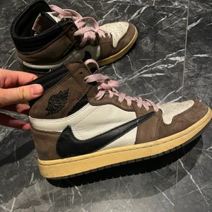 TRAVIS SCOTT JORDANS 1s - Hej säljer mina favorit skor pga jag desperat behöver pengar. Köpta på stock x, har låda kvar. Värda ca 15k men säljer billigt pga att de är slitna och att jag inte har något kvitto.