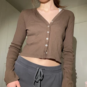 Långärmad topp från brandy melville - brun långärmad topp från brandy melville, passar xs-s ❤️‍🩹 använd men fint skick!