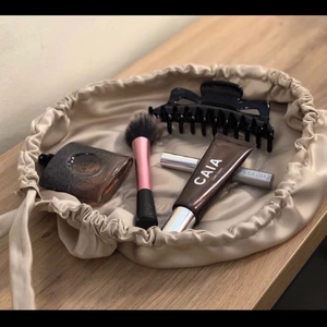 IDÓNEA bag - Vi är ett UF företag som säljer necässärer med en utfällbar design som gör det enklare för dig att hitta dina saker ❤️‍🔥