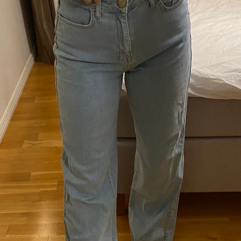 Ljusblåa jeans från Madlady i st 38, använda men i fint skick! 200kr+ frakt, kan annars mötas upp i Stockholm C.. Jeans & Byxor.