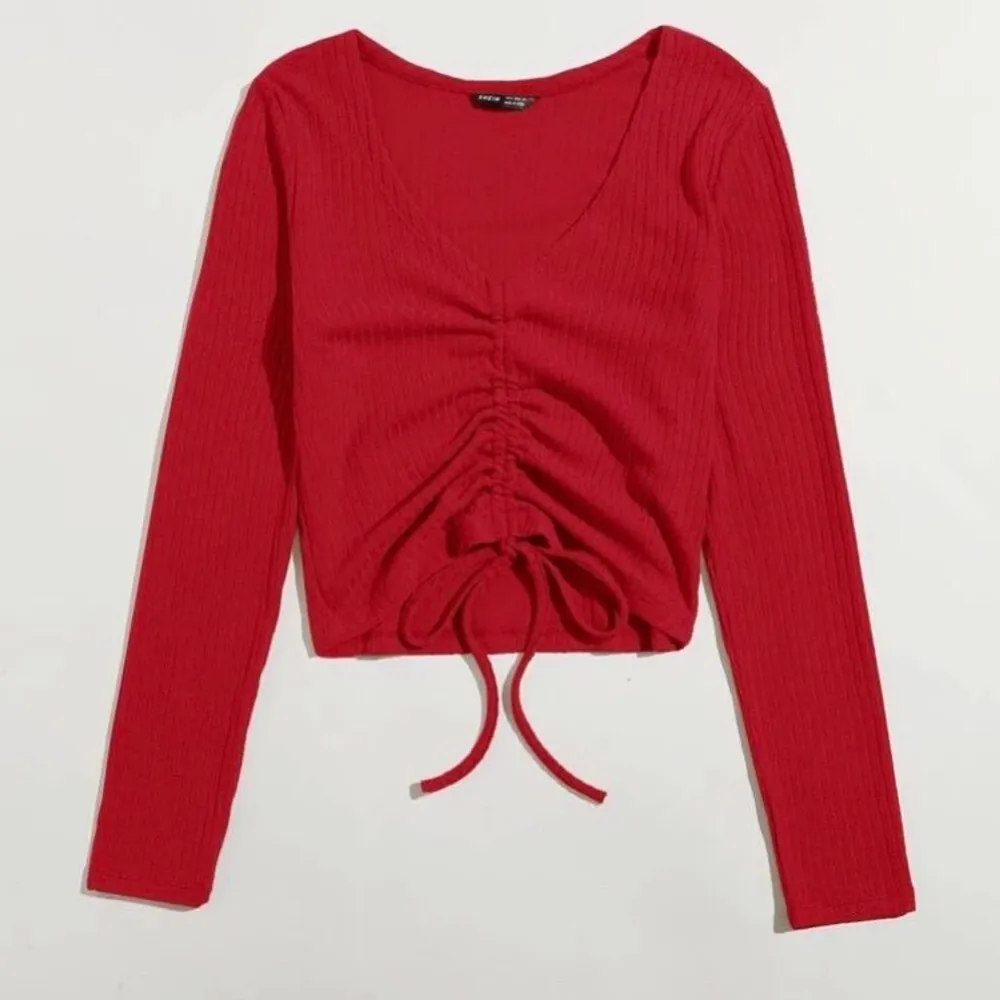 Röd långärmad tröja med snörning 🥰 •Endast testad!  •Storlek S/36 •Märke: SHEIN  •50kr + frakt   (Pris går alltid att diskutera om). Tröjor & Koftor.