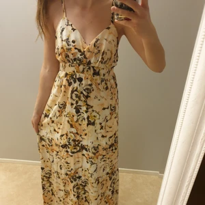 Bloom maxi dress - Fin långklänning inköpt på Bik Bok. Endast använd ett fåtal gånger. Jag är 168 cm lång och behöver klackar till denna klänning då den är något lång på mig. Den tredje bilden representerar färgen mycket väl.