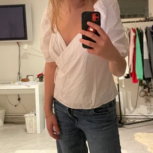 Blus - Söt blus i stl 42, på bilden sitter den på mig som har stl 36 på toppar. Alltså funkar den på de flesta storlekar beroende på vilken passform man är ute efter. 