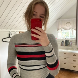 Hm - En grå polotröja med mönster i storlek XS