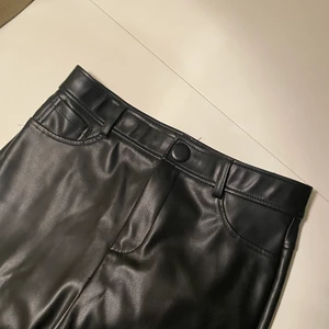 Zara skinnbyxor  - Säljer ett par jätte skygga skinnbyxor från Zara som har blivit för små för mig, jätte bra skick!💕