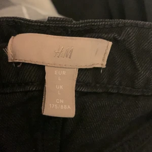 Mom jeans  - Storlek L, högmidjade. De är ifrån H&M, jag har aldrig använt de utan bara testat 