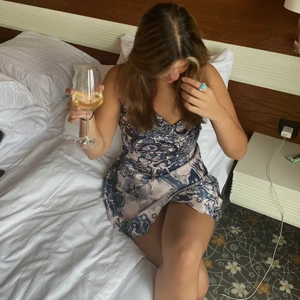 klänning💙💙 - Säljer denna sjukt fina klänning då den inte kommer till användning. Använd en gång och är som ny!!🦋 Jätteskönt material, hur bekväm som helst och sitter som en smäck! 💙