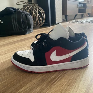 Jordan 1 low - Jordan 1 low i röd färg, används skor men ändå i bra skick. Låda till kommer inte.  Står för frakt själv 
