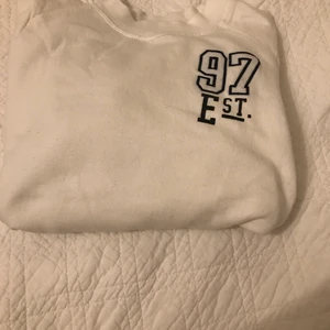 Collage tröja från Gina  -  🤍Fin  collage tröja från Gina t🤍, Har inte använt så mycket. Sitter jätte bra och är varm 👍🤍