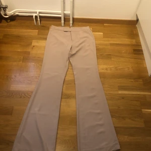 Beiga utsvängda byxor🤎 - Beige utsvängda byxor i gott skick, köpta på stadsmissionen men från märket Sanne Alexandra Stockholm i storlek s 🤎