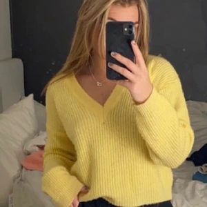 Gul stickad tröja  - Säljer min gula stickade tröja från NAKD💛jätteskön och varm att ha till hösten och vintern. Säljer den då jag inte får användning för den. Köpt för 399kr säljer för 200kr, storlek S. Frakt tillkommer💛