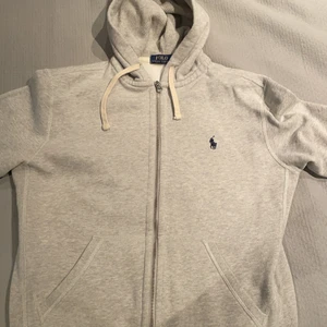 Grå Polo (Ralph Lauren) kofta (S) - Grå Polo kofta, storlek S, använd runt 10 gånger, skick 8,5/10, sist använd runt ett år sedan. 