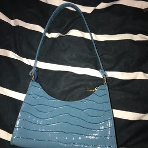 Axelväska - Blå axelväska. Mycket utrymme. Aldrig använd.