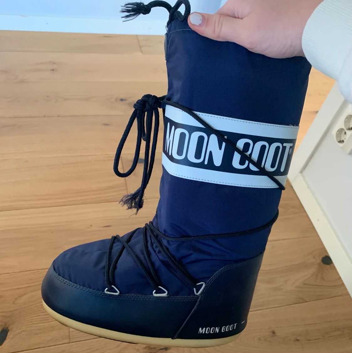 Mörkblå moonboots