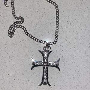 Världens coolaste kors halsband ❤️ kedjan går att ändra längd till kort & långt,❤️