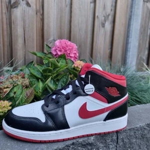 Jordan 1 mid gym red - Säljer mina jordans på grund av att jag tyvärr inte använder de så mycket som jag borde. Super bekväma och snygga. Köpta i somras och använda fåtal gånger.  Skriv privat om fler bilder önskas. Köparen står för frakten och betalning sker via swish💚💚