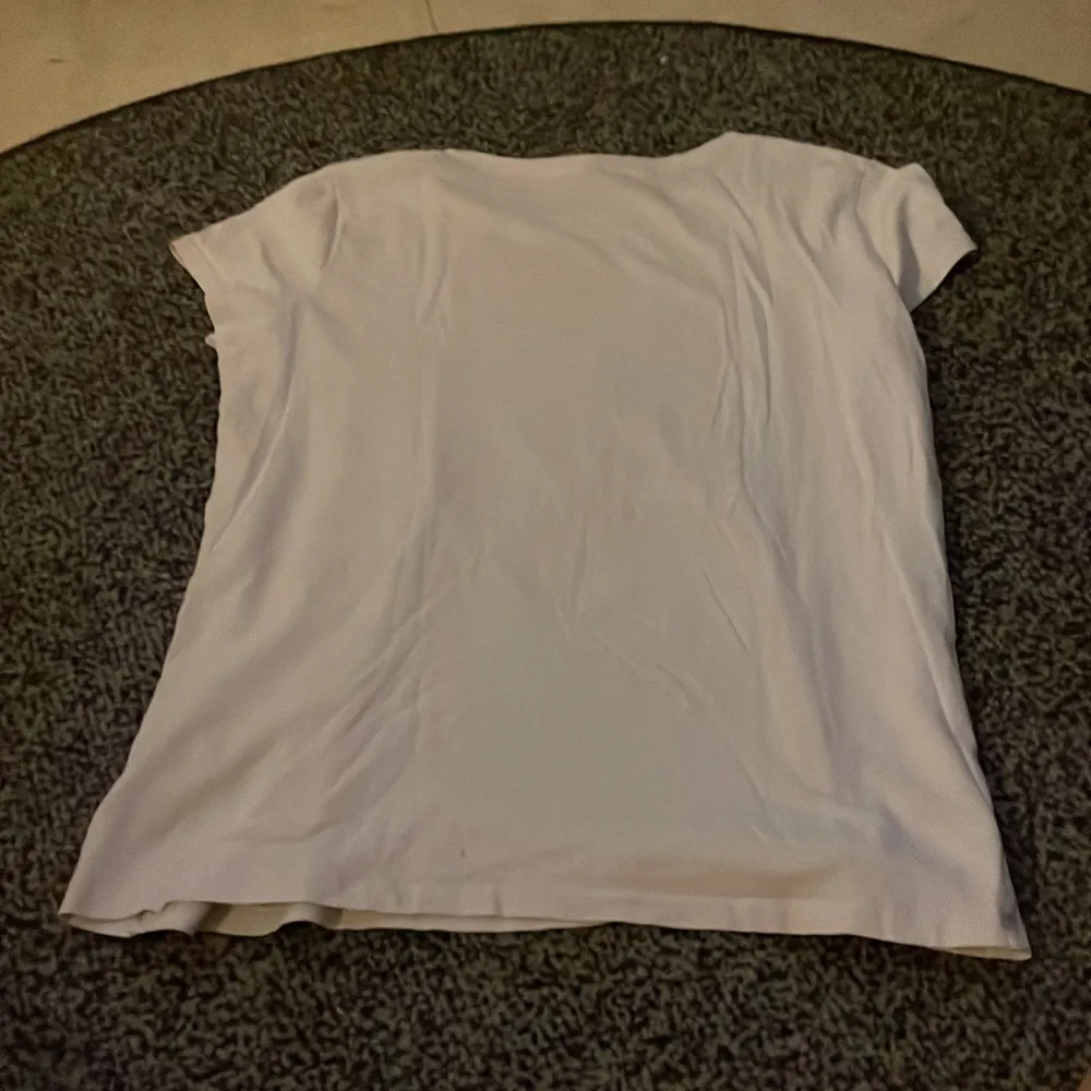 Jag säljer en vit tröja som är använd 5ggr typ! Den är i helt nytt skick!. T-shirts.