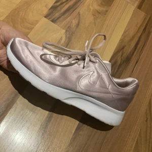 Nike - Säljer mina fina rosa Nike silkes skor i storlek 37,5 dom är ENDAST använda en gång. 