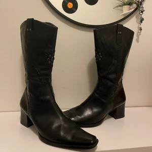 Cowboy liknade boots  - Klackar från sellpy i bra skick, använda av mig endast en gång! Köpta för 300kr💓 De är storlek 39 men passar även 38!