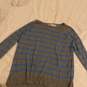 Populär tröja zara - Populär tröja från zara som jag säljer då jag inte vill ha den längre. Storlek: S. Kontakta mig för frågor/mer bilder<3