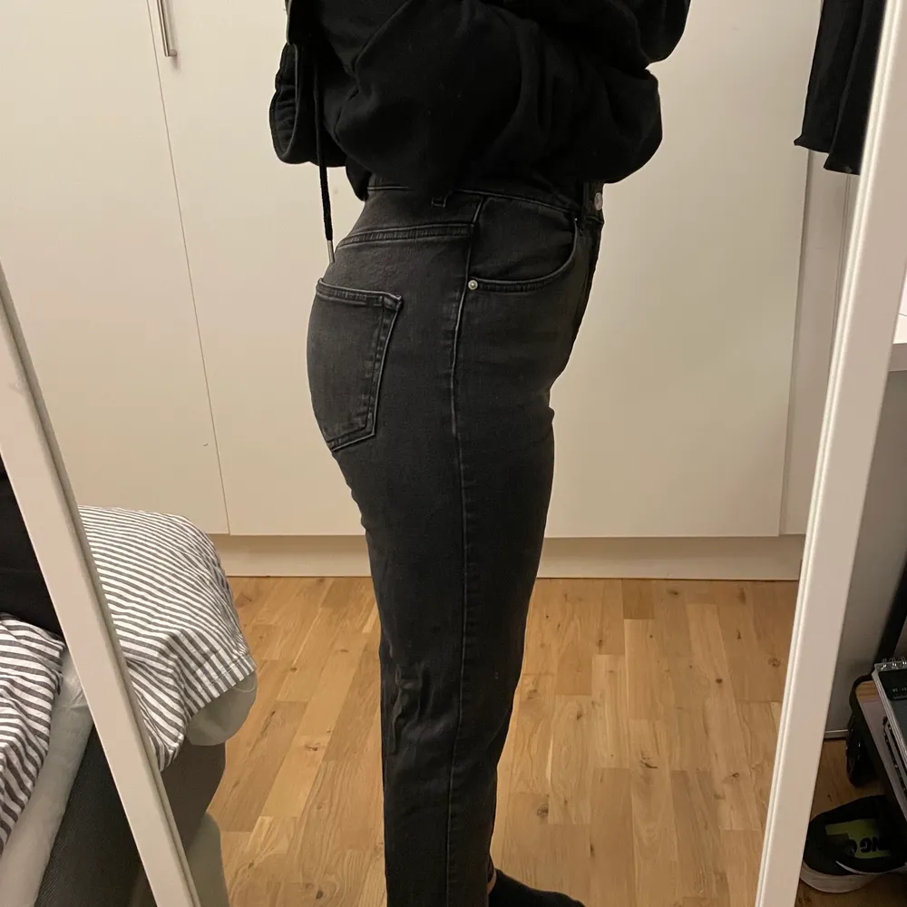 Fina och bekväma jeans från GinaTricot. Använda fåtal gånger och är som nya. Lite för korta på mig som är 170 cm. Jeans & Byxor.