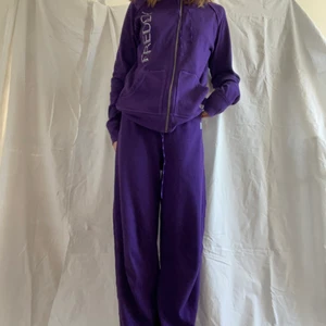 mjukisdress - mjukisdress från freddy med rhinestones. köpt i italien under 2000-talet och knappt använd. byxorna är otroligt långa, går i golvet på min mamma som är 183cm så detta är något för er som har svårt att hitta långa mjukisbyxor 😸 inte helt säker på att sälja så priset kommer inte gå ner!:)