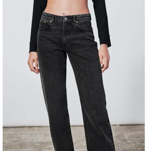 Midwaist jeans - Mid Jeans från zara, strl. 38. Oanvända