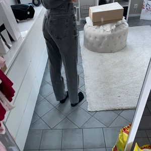 Gina tricot 90s jeans  - Gina tricot jeans Dom populära 90s jeans från ginatricot i grått. Jag säljer dom för att dom kommer aldrig till användning och har heller inte använt dom många gånger. Det är storlek 32 men skulle säga att dom är lite större i storleken. Pris 250kr