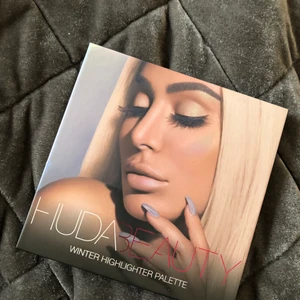 Highlight palett - Highlight palett!! Har endast använt ” frosted kiss ”! Annard är den oanvänd!