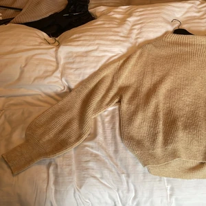 Stickad tröja - Stickad tröja från influenser collection. Super mysig och oversize. Beige. 