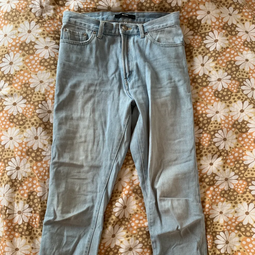 Ett par otroligt sköna jeans från Bikbok, modellen mom jeans. För små för mig som är 170 cm och vanligtvis har storlek 38. Blir korta i benen på mig, och sitter tight över låren. Har en liten fläck på ena knät (se bild) därav priset. Annars fint skick trots mycket använda.. Jeans & Byxor.