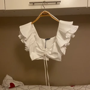 Oanvänd kort vit topp✨ - Söt topp från Zara. Aldrig använd. Volangärmar✨