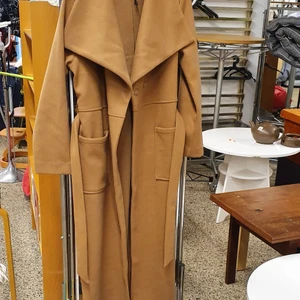 En lång vinter kappa  - Säljer min lång vinter kappa som är I mycket bra skick och användade cirka 4 gånger. Kappan är mycket varmt och matcherar med allt. Finns fler bilder och säljer den eftersom jag har en annan stil.passar xxs_m beror på hur man vill ha på sig. 