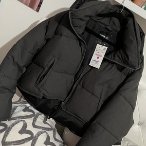Zara jacka - Helt ny Zara jacka i storlek XS! Jacka är ganska stor i storleken så den skulle passa både S/M storlekar. Jacka är väldigt varm och säljs inte längre i Zara… ✨😊💕 nypris-699kr 