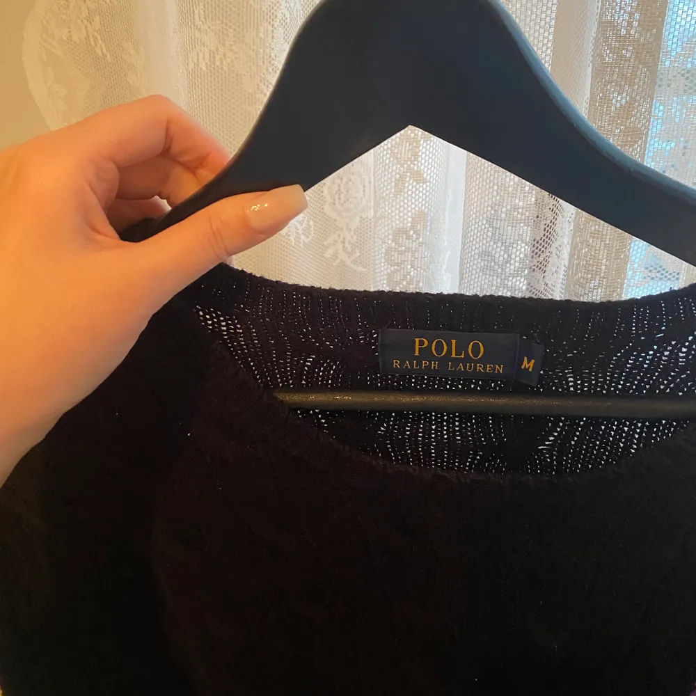 En svart stickad Ralph Lauren tröja i fint skick. Inköpt på NK för nypriset 1200:-. Storleken är medium och har passande passform för både kvinnan och mannen.. Stickat.
