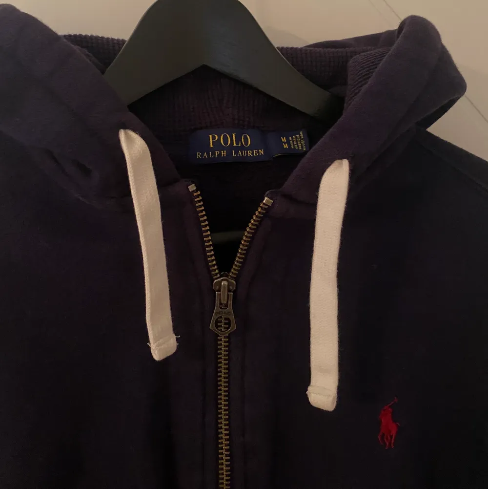 En mörkblå Ralph Lauren hoodie i fint skick. Inköpt i Amerika för nypriset 1200:-. Storlek medium.. Hoodies.
