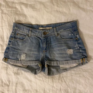Blå jeansshorts - Skönt jeansshorts som håller sig på plats. Tyvärr för små för mig nu, men älskar dem