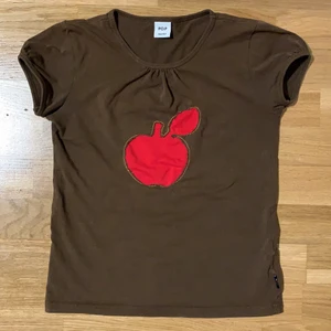 gullig topp - Gullig tröja från second hand, används tyvärr inte längre💕 Barnstorlek men stretchig, jag brukar ha stl S och den passar mig🥰