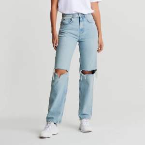 Jeans från Gina Tricot!!! Superfina ljusblå jeans som sitter superbra, säljer endast för att dom börjar bli för små för mig. De är i jättefint skick och bra kvalite. Första bilden är tagen från deras hemsida där de inte hade exakt mina jeans men de är i samma färg samt passform enda skillnaden är att det bara är ett hål på ena knäet på mina 🤗