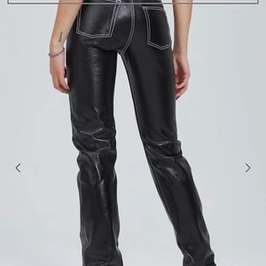 Eytys byxor - Eytys Cypress Tar Jeans, skitanygga jeans som tyvärr är lite för små för mig. Skulle passa någon som har storlek 36/38 då dem är ganska små i storleken skulle säga att det är en liten 38. Använda endast en gång!!🖤🌶🌶 nypris: 1900kr, kan även tänka mig att byta mot ett större par! Skriv för mer bilder, BUDA...💕