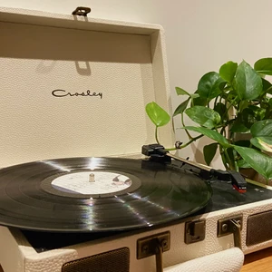 Skivspelare  - Säljer min älskade skivspelare från Crosley. Sjukt fin färg, ”cream”. Köpt på Urban Outfitters, nypris 1385kr. Frakt: 122kr. Budgivningen är pris exklusive frakt, så kostnaden för det tillkommer!