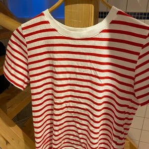 Zara Tröja⭐️ - En vit, röd randig t-shirt från zara. Säljer för att jag inte använder den längre. 
