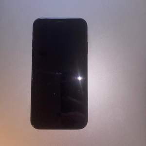 En svart iPhone XR använd i cirka 2 år. Framsidan är oskadad men baksidan har spricka. Avstängningsknappen är tyvärr trasig men jag använder accessive touch och det funkar perfekt! Utöver knappen fungerar allt annat på mobilen jättebra!!!