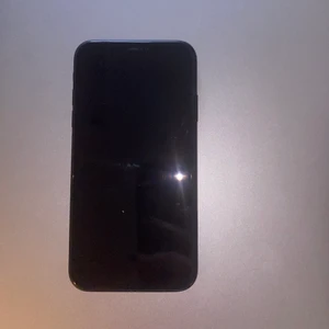 iPhone xr - En svart iPhone XR använd i cirka 2 år. Framsidan är oskadad men baksidan har spricka. Avstängningsknappen är tyvärr trasig men jag använder accessive touch och det funkar perfekt! Utöver knappen fungerar allt annat på mobilen jättebra!!!