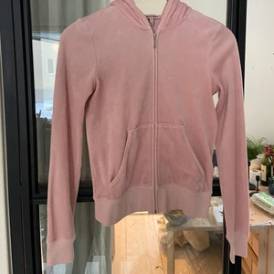 Juicy Couture tröja - Rosa tröja från juicy med rhinestones. Inga hål och fullt fungerande dragkedja, ända defekt skulle vara att några rhinestones lossnat (se bilder). Storlek Small. Skriv vid funderingar😇