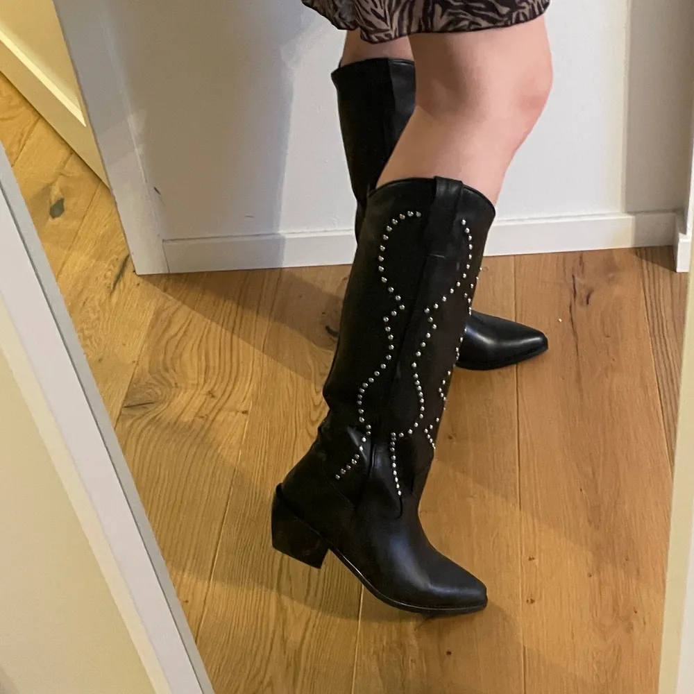 Svarta skitsnygga cowboyboots med nitdetaljer från märket Deabused. Nypris ca 1000kr. Helt oanvända, endast provade då de var trånga för mig :( Har storlek 38-39 så skulle rekommendera för storlek 37. . Skor.