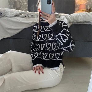 Stickad tröja  - Säljer en riktig go vinter tröja! Den är tjock och varm perfekt till de kyliga vädret, bra kvalite då den är använd få tal gånger! Storlek S❄️❄️