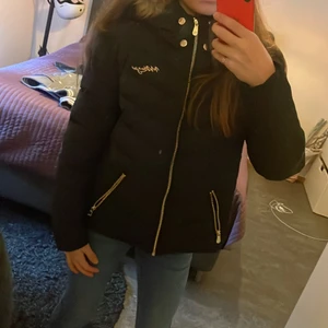 Mc Kengie jacka - Har aldrig använt💓💓💓 Det är en äkta som är köpt för 800kr💕